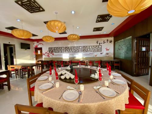 马尼拉Asiatel Airport Hotel的一间带桌椅的用餐室