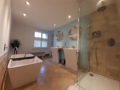 达特茅斯布朗斯酒店的一间带两个盥洗盆和淋浴的浴室