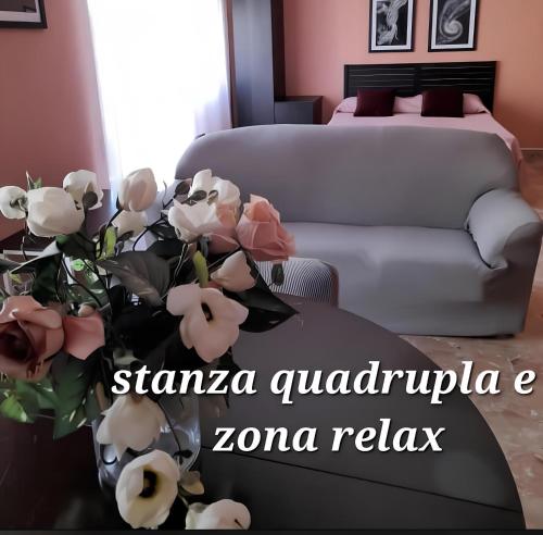 瓦斯托Lo Studio del Pittore的客厅配有沙发和花瓶