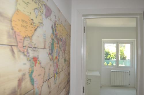 BelasBelas Rustic Chick的一张世界地图,放在隔壁的墙上
