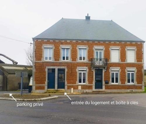 RocroiAppartement Royale的两边都用油置换字的砖砌建筑