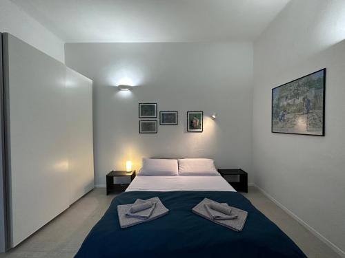 San Giorgio di PianoLa Casa di Leo Apartments的一间卧室配有一张床,上面有两条毛巾