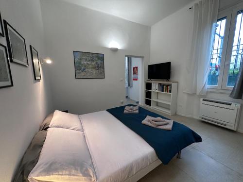 San Giorgio di PianoLa Casa di Leo Apartments的一间卧室配有一张大床和毛巾