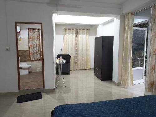 甘托克Natures Life urban homestay的客房设有带一张床的卧室和一间浴室。