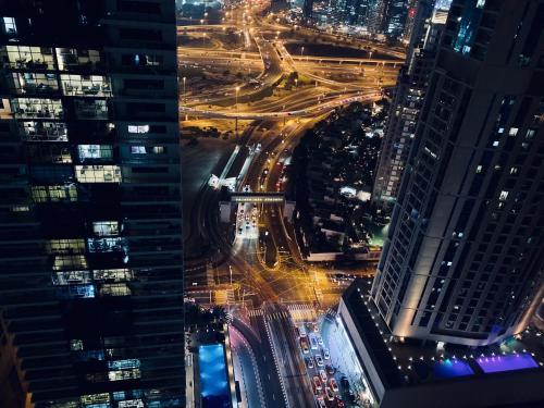 迪拜Panoramic Partation with Amazing View close to Mall Of Emirates的城市夜间交通景观
