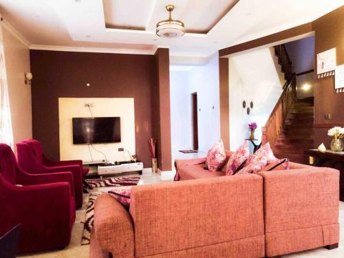 KutaniShimbo Homes的带沙发和电视的客厅
