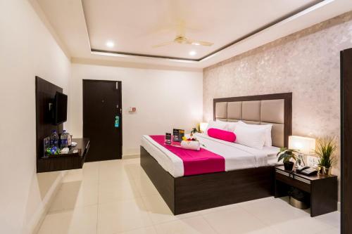 海得拉巴Hotel Fortune Hyderabad Airport Zone的一间卧室配有一张大床和电视