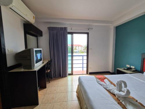 普吉镇Desa Phuket的酒店客房,配有床和电视