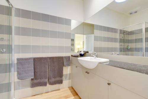卡尔斯Glen Isla House Bed & Breakfast Phillip Island的一间带水槽和镜子的浴室