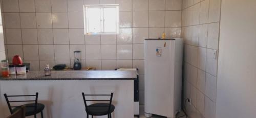 萨尔瓦多Apartamento Vila Aconchego Vermelho的厨房配有柜台和白色冰箱。