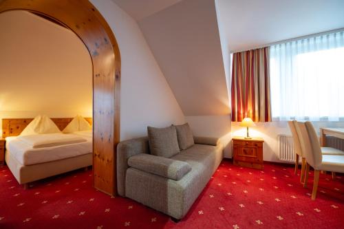 塞博登Pension & Apartments Ertl的配有一张床和一把椅子的酒店客房