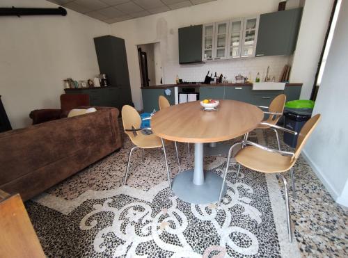 ValduggiaCasa Valduggia的客厅配有桌椅和沙发