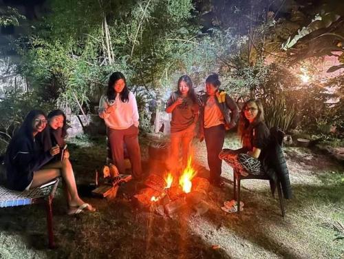 迪乌Dream Vision Guest House的一群站在火炉旁的妇女