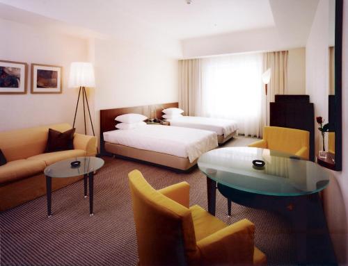 川崎莫利诺新百合丘酒店的酒店客房,设有两张床和一张沙发
