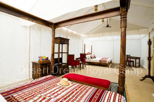 斋沙默尔Desert Dream Royal Camp with Pool的一间带天蓬床的卧室和一间带两张床的房间