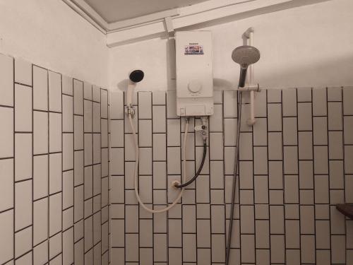马德望Odambang Village Homestay的带淋浴的浴室(带瓷砖墙壁)
