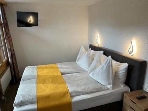 茨韦西门Post Hotel Vista的墙上有两盏灯的房间的一张床位