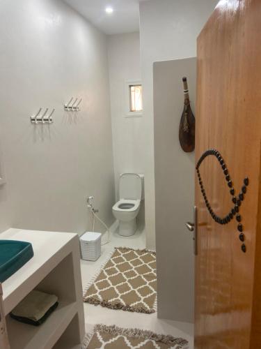 迈来亚RESIDENCE DAR YASMINa的一间带卫生间、水槽和门的浴室