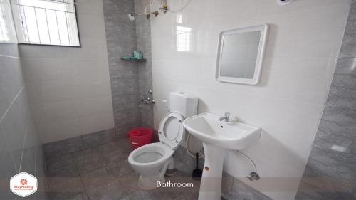 班加罗尔StayMazing Manyata-1BHK Boutique AC Apartments -Couple Friendly的一间带卫生间和水槽的浴室