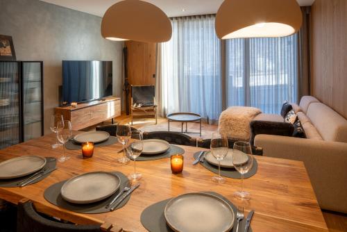 埃尔塔特Tarter Mountain & SPA的客厅配有带酒杯的木桌