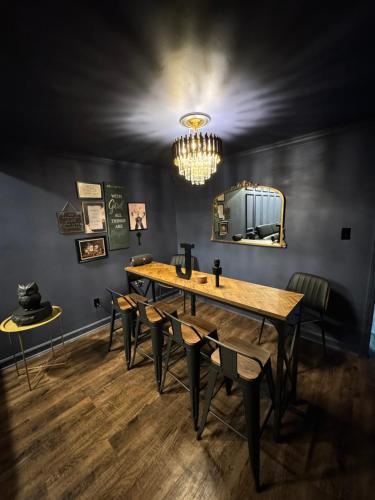 夏洛特Jay's Place on Archdale Light Rail的一间带桌椅和吊灯的用餐室