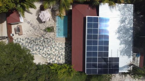 蓬塔露奇亚Villa Gabi - Blue Island的房屋的顶部景色,设有太阳能电池板