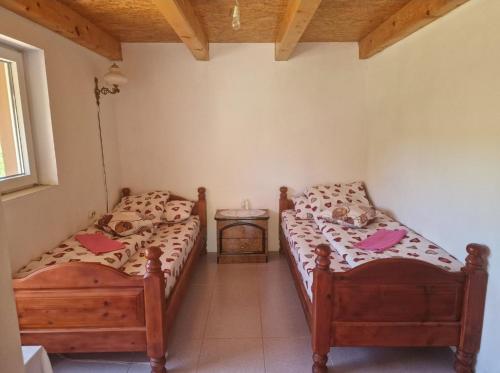 普卢日内CAMPING ZELENI GAJ (GREEN FOREST)的双床间设有2张单人床。