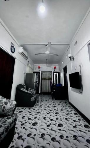 贾夫纳Suguna Villa的带沙发和天花板的客厅