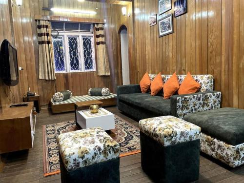 甘托克The First House - 2 BHK in Main Gangtok的客厅配有沙发、椅子和电视