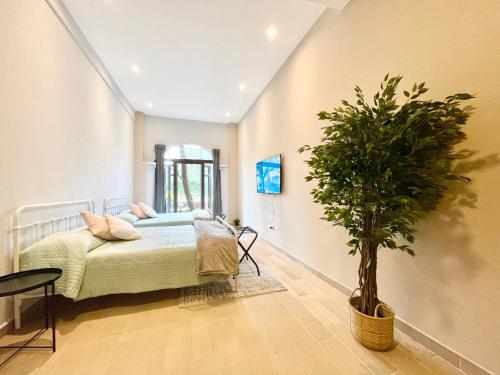 SanteaguedaValQuirico Loft 4的一间卧室配有一张床和盆栽植物