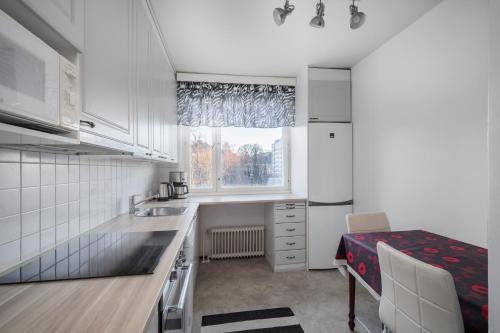 图尔库Sari’s place with nice view的一个带水槽和窗户的小厨房