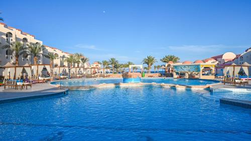 马萨阿拉姆Protels Beach Club & SPA的蓝色海水度假村的游泳池