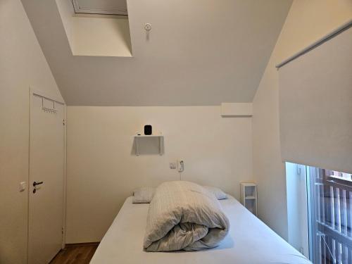 特隆赫姆Ny og moderne leilighet, midt i byen1的一间卧室配有一张带枕头的床