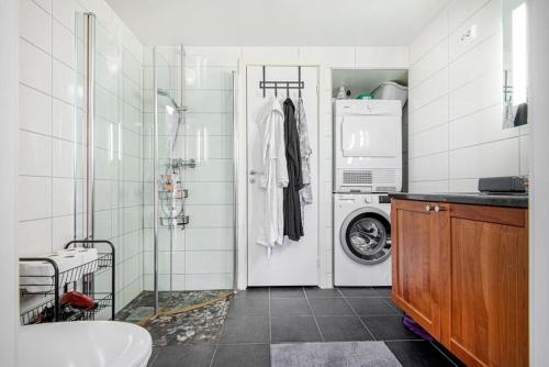 奥勒松Apartment close to Aalesund center的一间带洗衣机和洗衣机的浴室