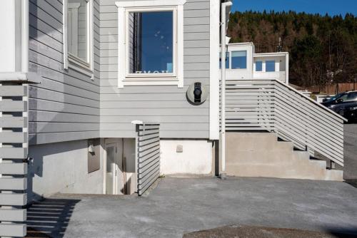 奥勒松Apartment close to Aalesund center的房屋设有楼梯和窗户