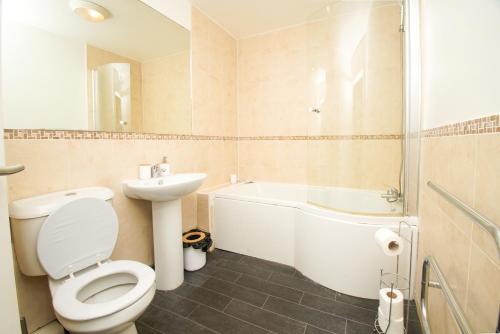 罗奇代尔3 bed apartment, centre of Rochdale的浴室配有卫生间、浴缸和水槽。