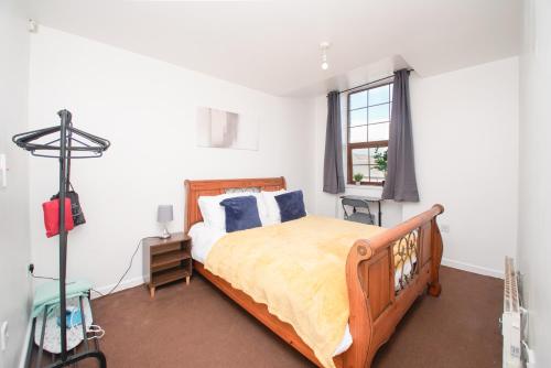 罗奇代尔3 bed apartment, centre of Rochdale的一间卧室设有一张床和一个窗口