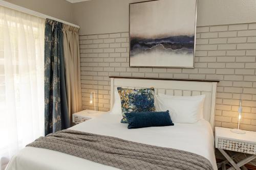 克莱克斯多普Tristan's Place Guest House的一间卧室配有一张大床,桌子上放着两盏灯
