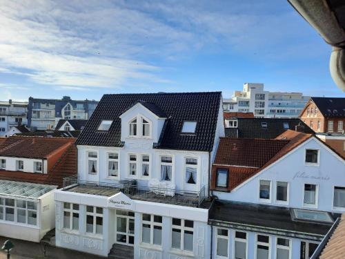 诺德奈Moewennest-by-DeJu-Norderney的黑色屋顶的白色大建筑