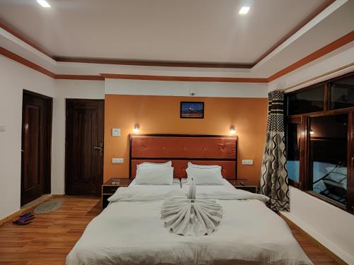 列城Dream Ladakh Guest House的一间卧室配有一张带白色床单的大床