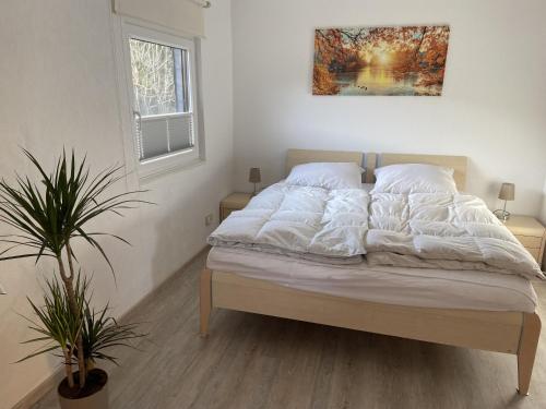 梅德巴赫Haus Waldesruh的卧室内的一张床铺,墙上有绘画作品