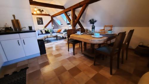 EckwersheimCharmant Appartement proche Strasbourg à Eckwersheim的厨房以及带桌椅的用餐室。