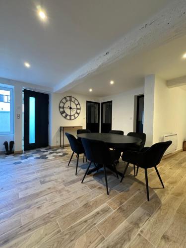 Saint-Georges-sur-BaulcheMaison design de 190m2的铺有木地板的用餐室配有桌椅
