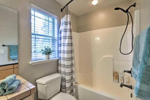 弗拉格斯塔夫Weekly Discount - Cozy Elegant Flagstaff House的一间带卫生间和淋浴的浴室