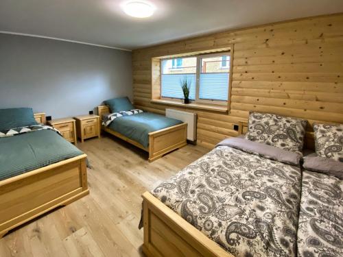 克雷尼察Apartament Góral的一间卧室设有两张床和窗户。