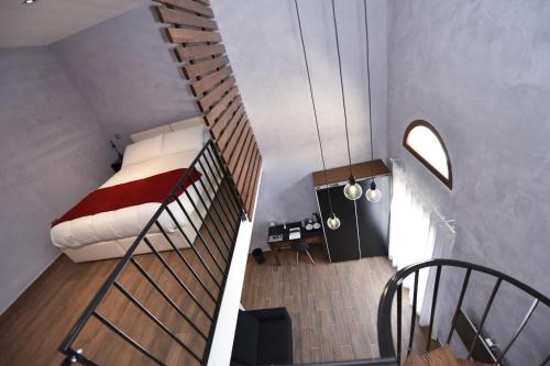 纳杜尔Quaint Boutique Hotel Nadur的一间带床和螺旋楼梯的房间
