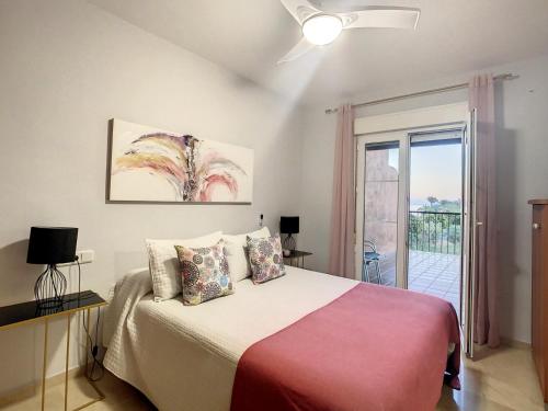 多列毛利诺斯APARTAMENTO PLAYA LA VIÑA P的一间卧室设有一张床和一个滑动玻璃门