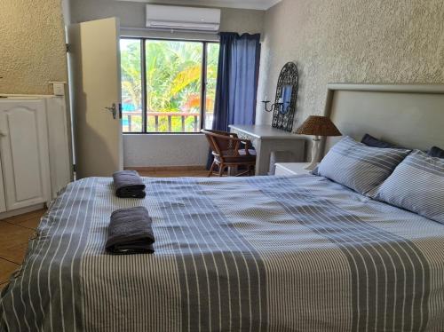 圣卢西亚Villa Mia 9, St Lucia in Popular tourist town near beaches的一间卧室配有带毛巾的床