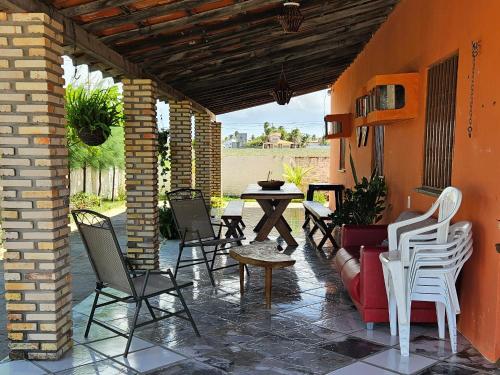 路易斯科雷亚Casa ampla e agradável no Barramares, Luis Correia的庭院配有桌椅