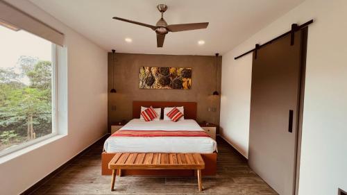 阿约拉港Villa Peregrina的一间卧室设有一张床和一个窗口